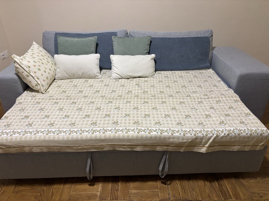 Sofa cizento faz de cama