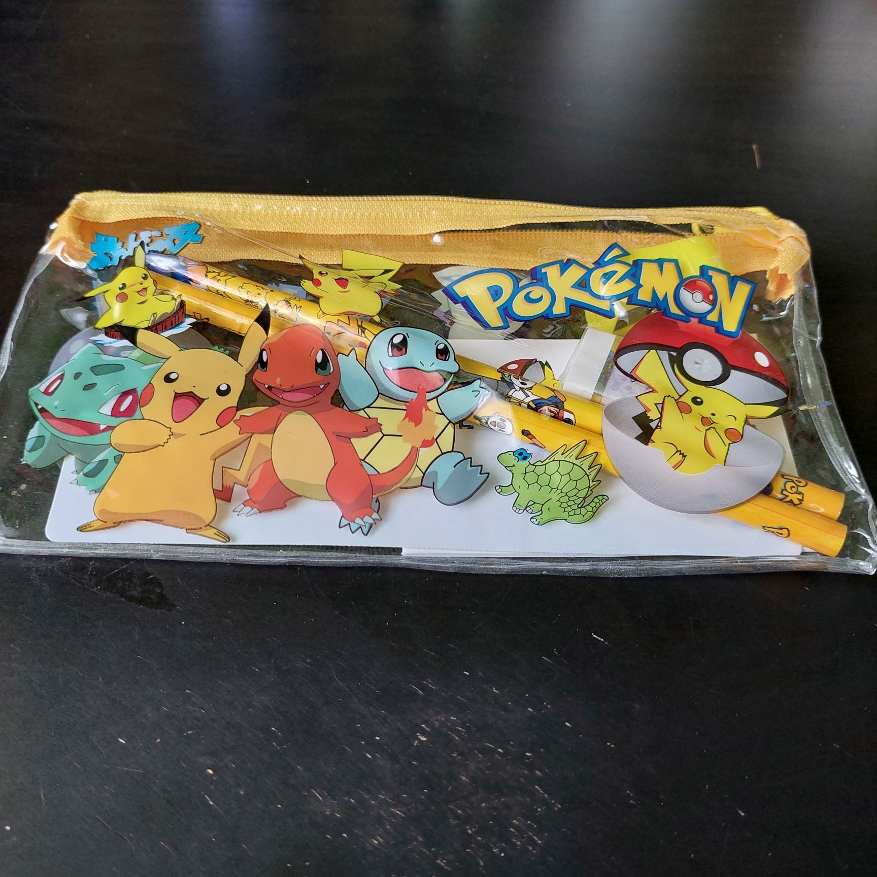 Piórnik POKEMON z akcesoriami.