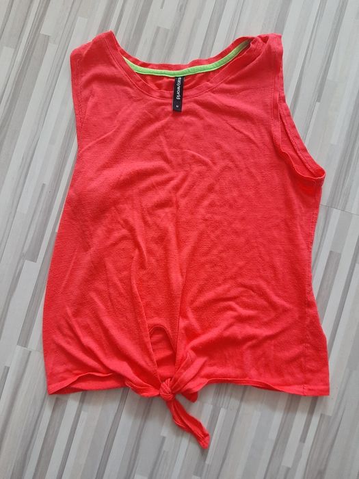 Top sportowy wiązany z przodu