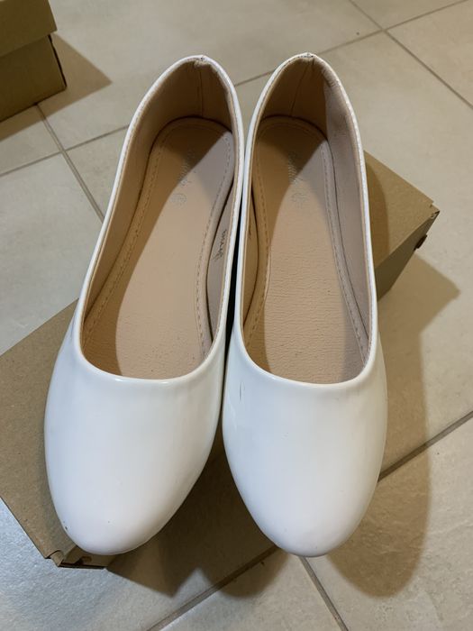 Białe baleriny z połyskiem na ślub