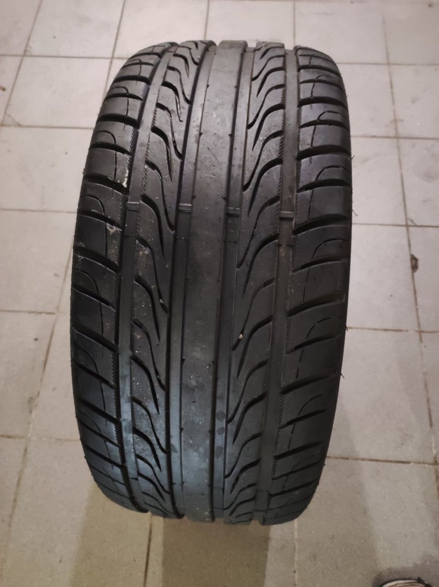 275/40R20 Tracmax XSPORT F110