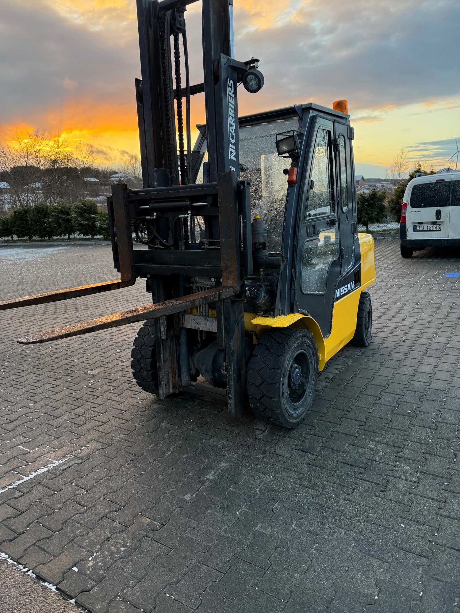 wózek widłowy diesel NISSAN FD30 3200kg 3.30m kabina przesuw 4-sekcja