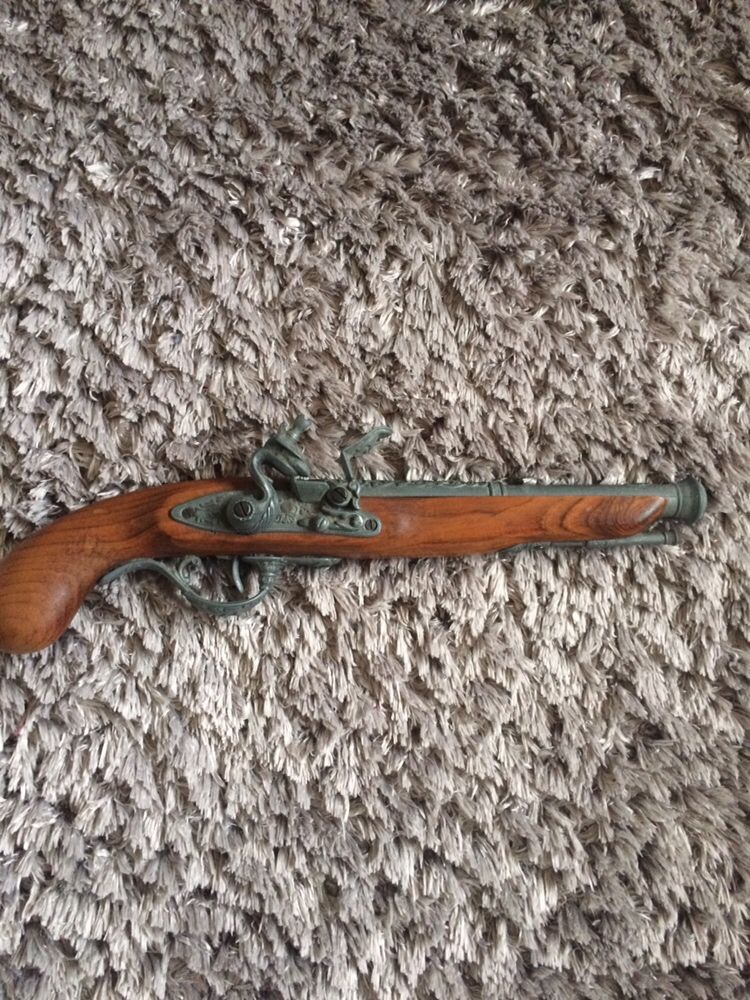 Pistola antiga de coleção (réplica)