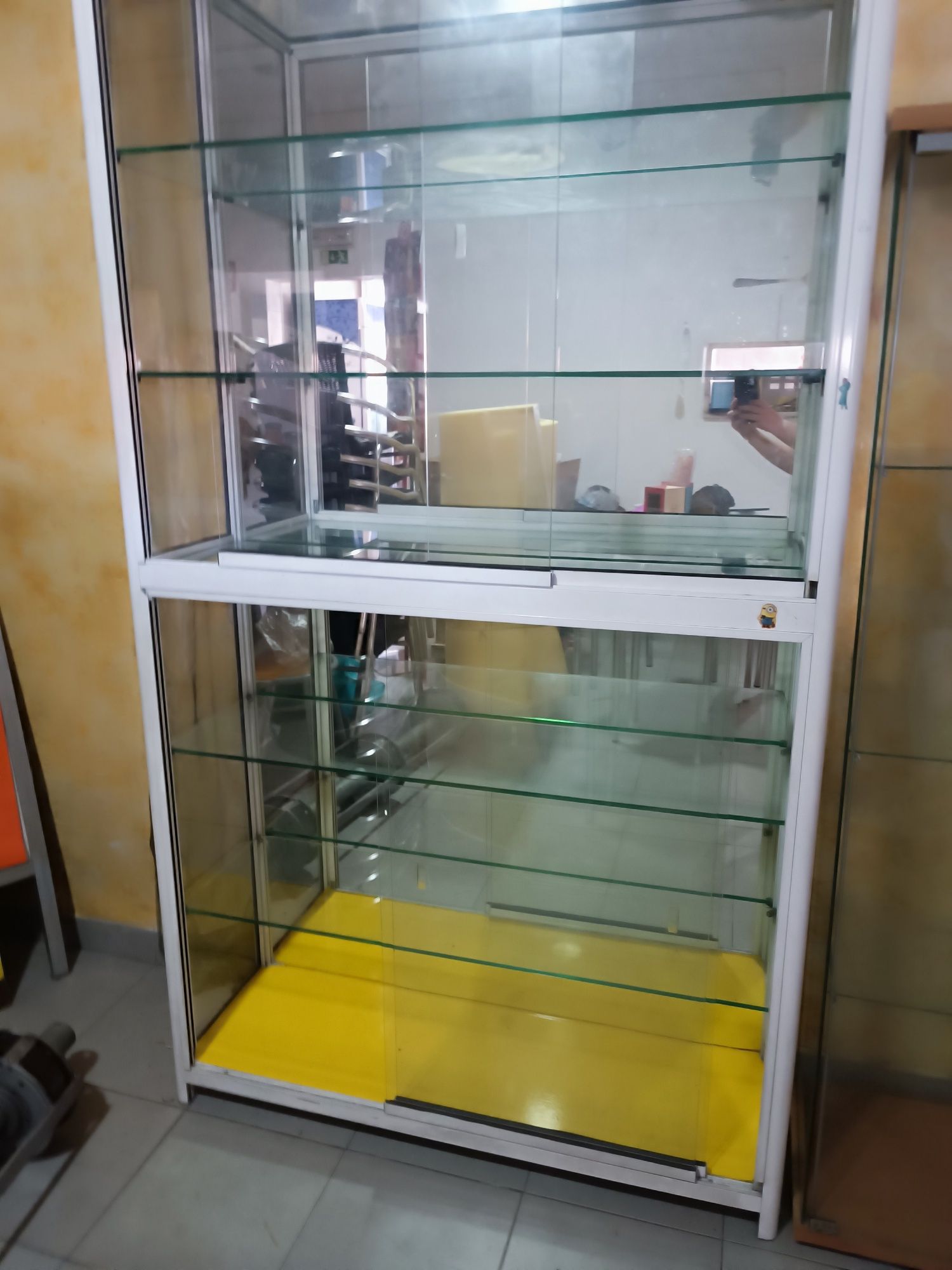 Vitrine em vidro com espelho