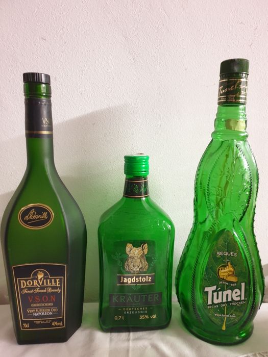 Kolekcja pustych butelek do nalewek i syropów.