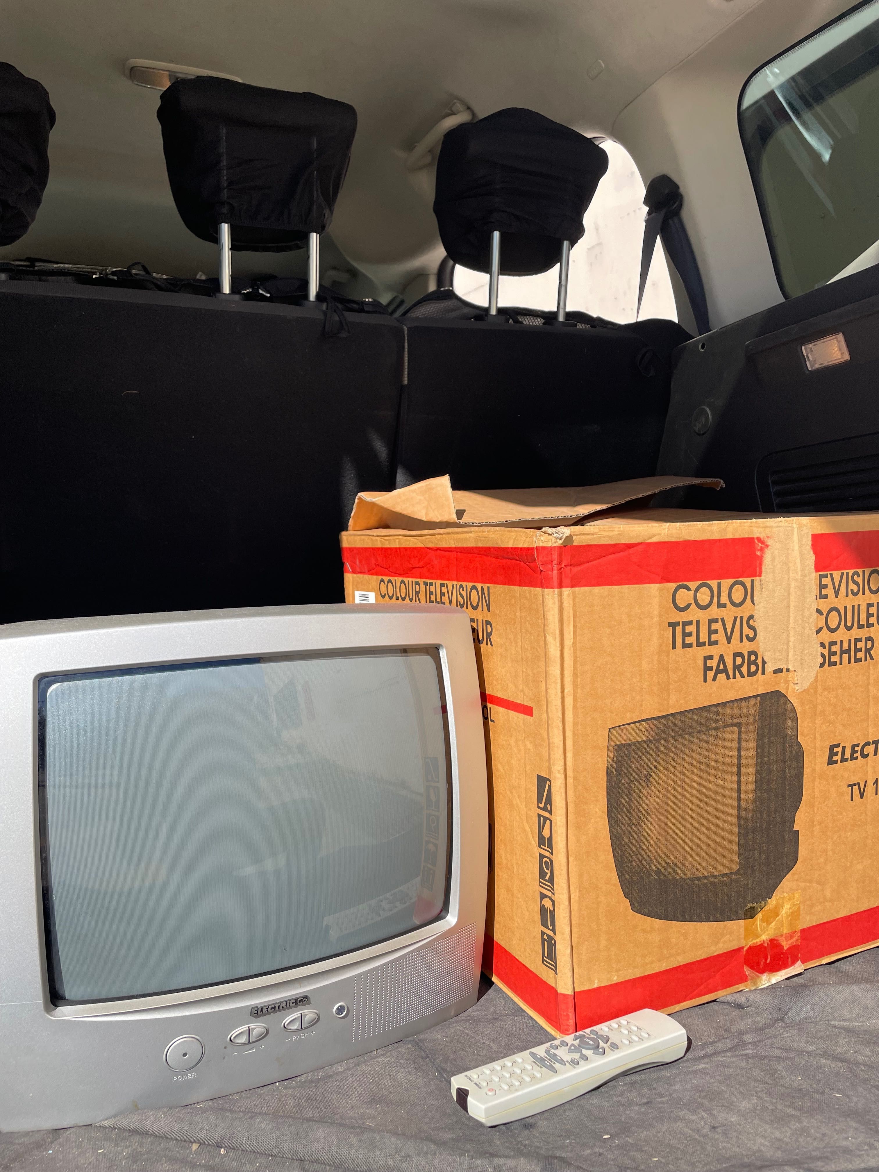 Televisão antiga com comando e caixa