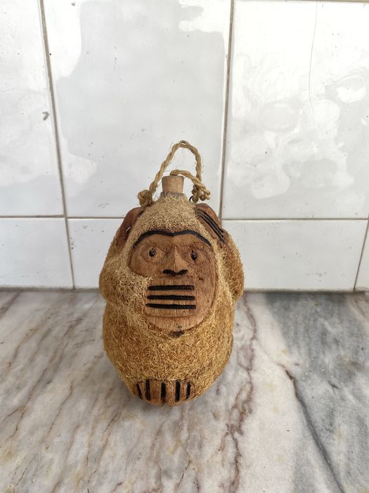 Cantil antigo em formato de macaco