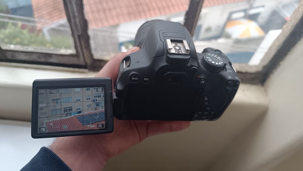 Máquina fotográfica Canon 700D com lente 18-55mm , 2 baterias e carreg