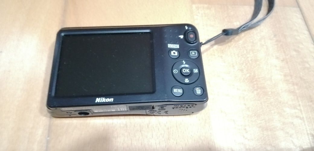 Máquina fotográfica Nikon 16M pixeis