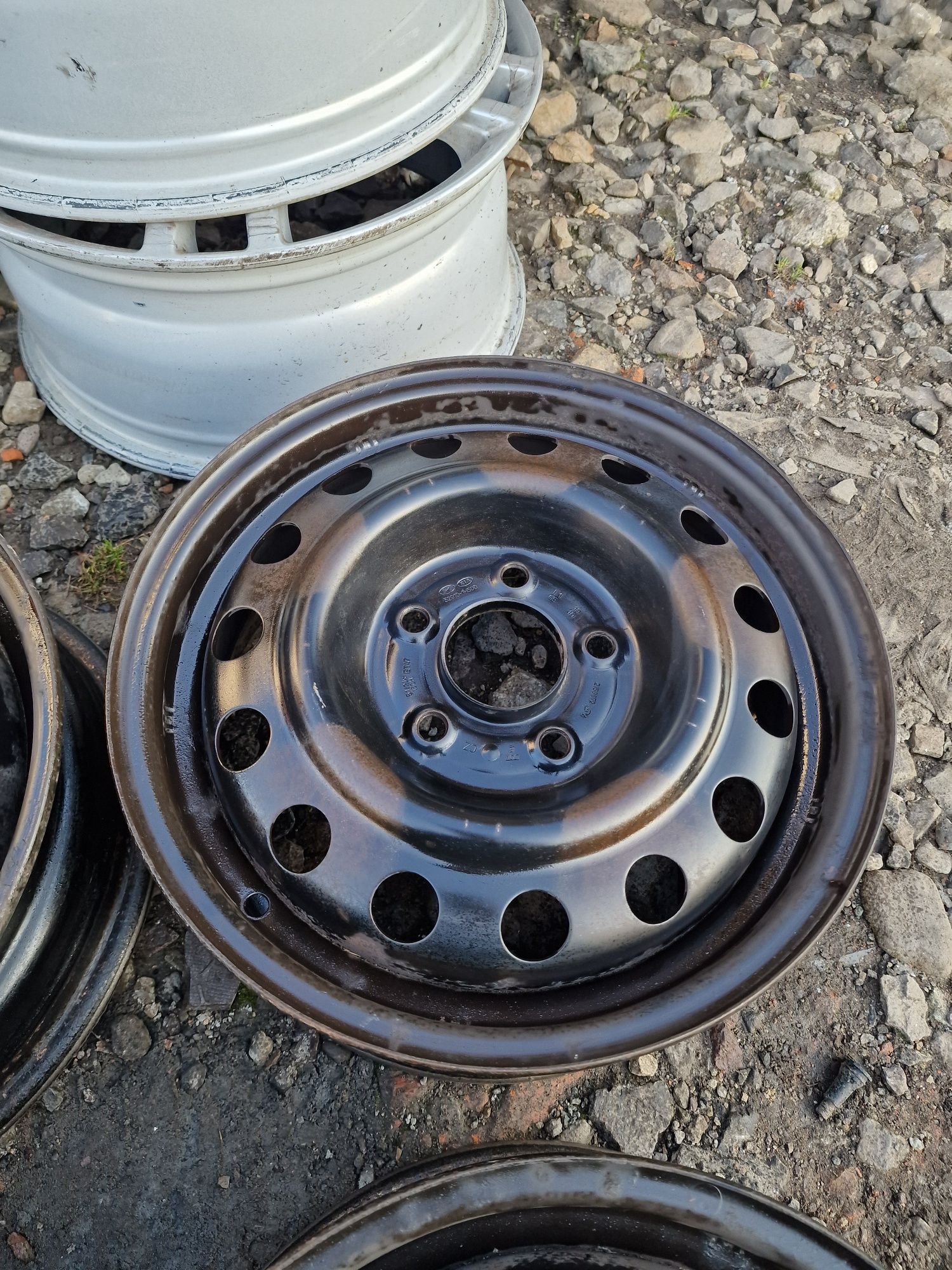 Felgi stalowe 15 5×114.3 Hyundai i20 i30 Santa Fe Kia Ceed Rio Orginał