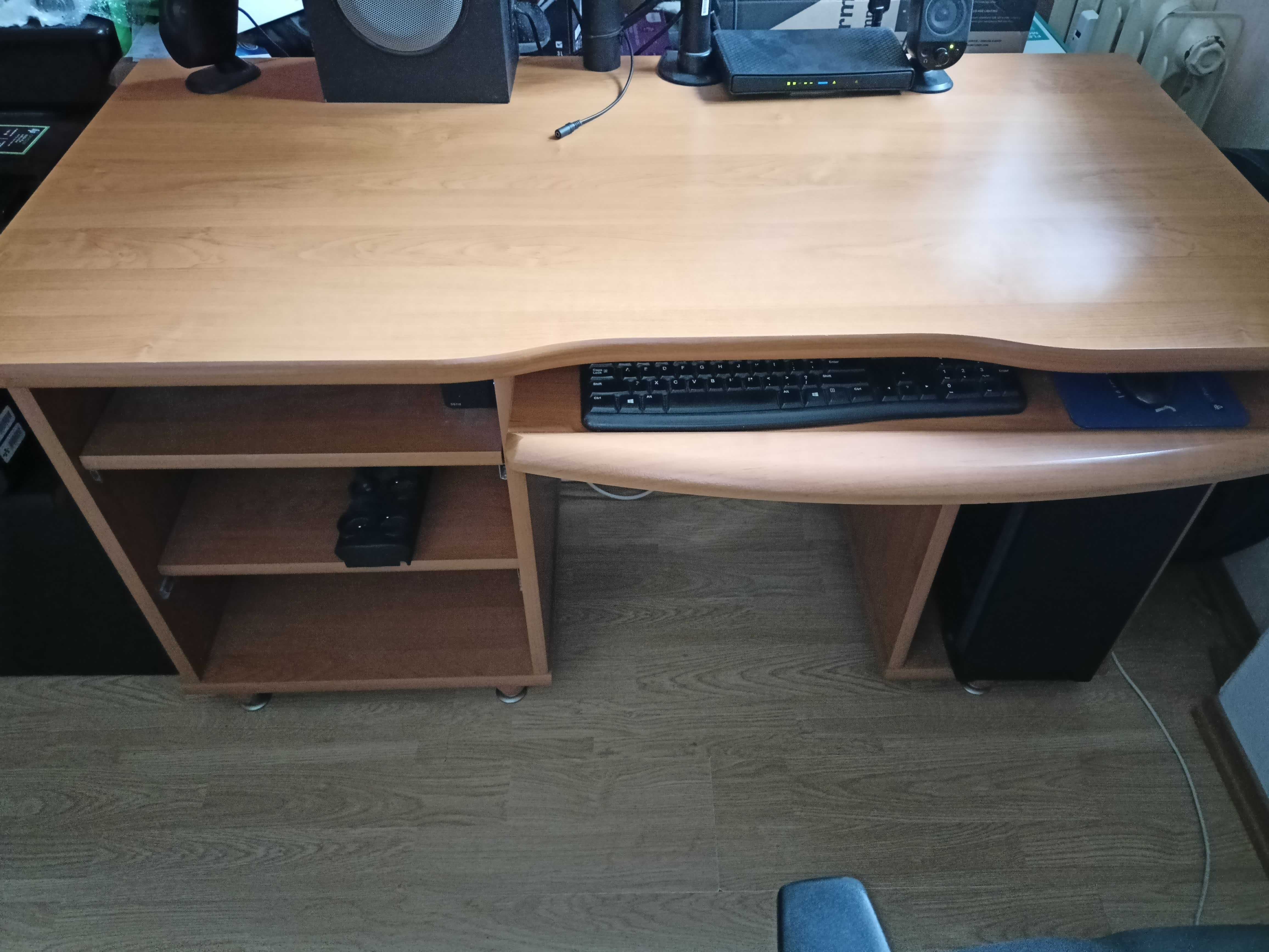 Biurko komputerowe w bardzo dobrym stanie 137x67x76