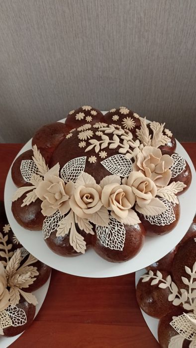 Коровай святковий, коровай ювілейний, шишки весільні, паска домашня.