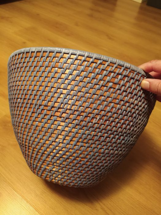 Cesto em verga tons azulado. Muito bom estado. Loja Área