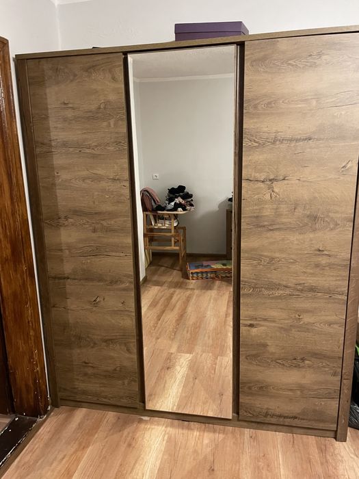 Szafa trzydrzwiowa z lustrem
