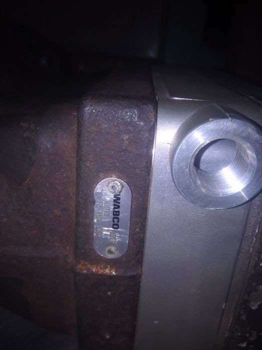 Продам компрессор двухцилиндровый WABCO 412704009