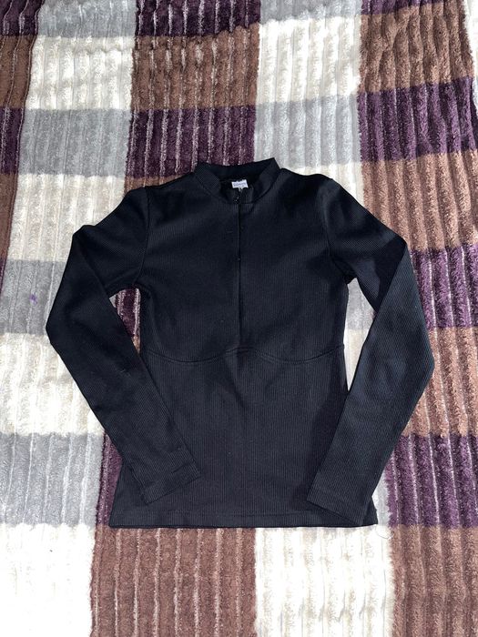 Чорна кофта з замочком в рубчик