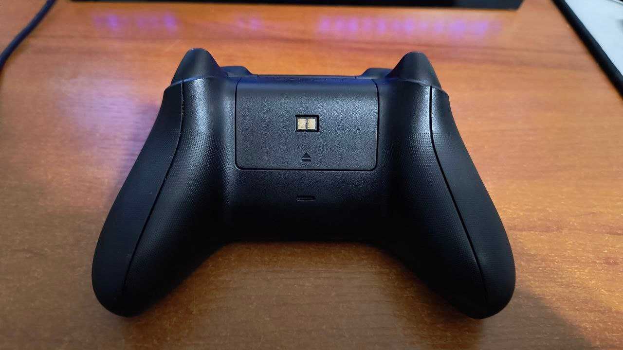 Pad Xbox Series X + Stacja Dokująca Venom (Akumulator)