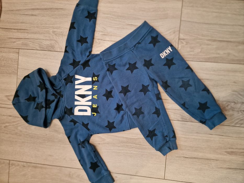 Dresik DKNY dla chłopca