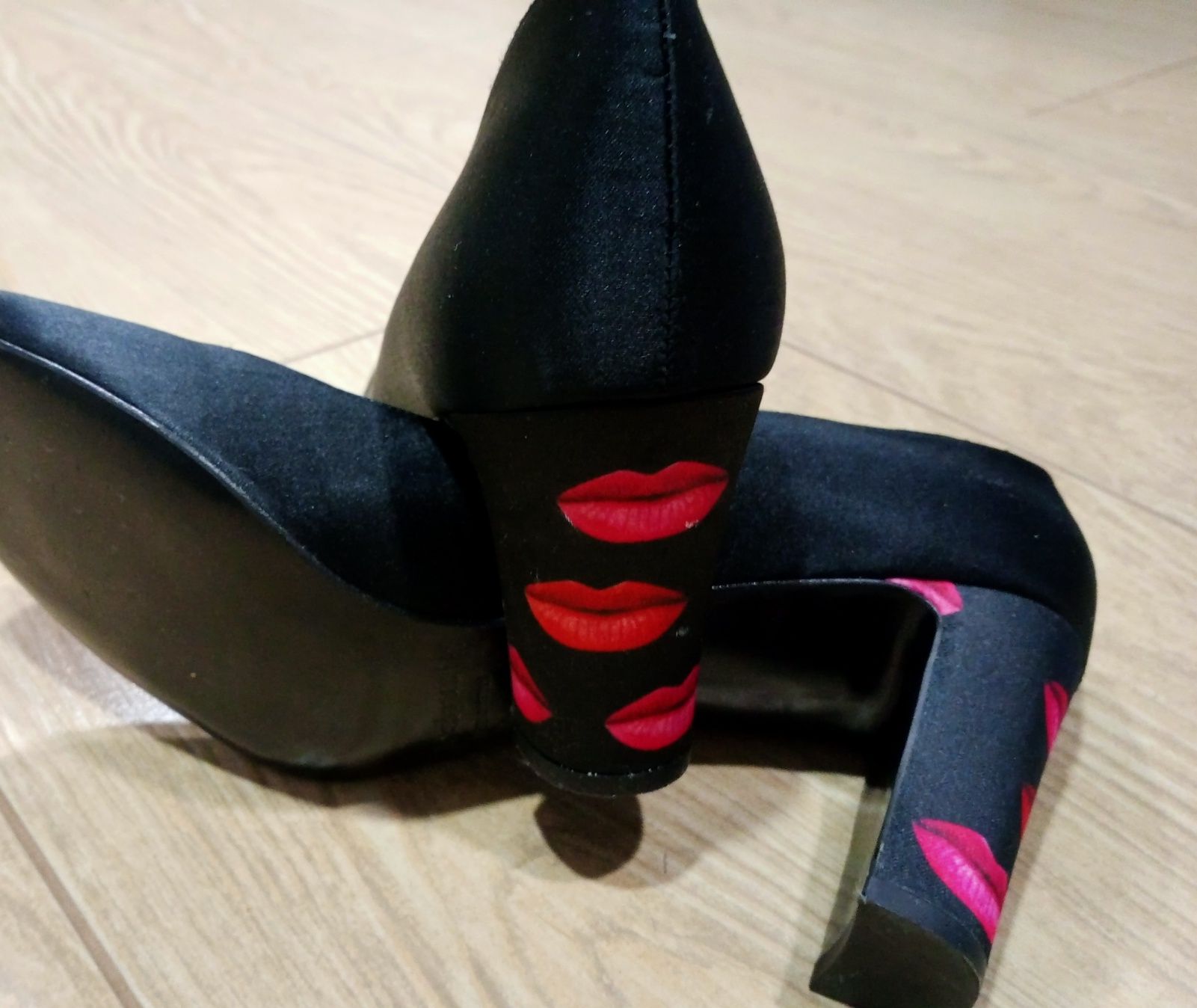 NOWE Czarne buty  z oryginalnym wzorem na obcasach.