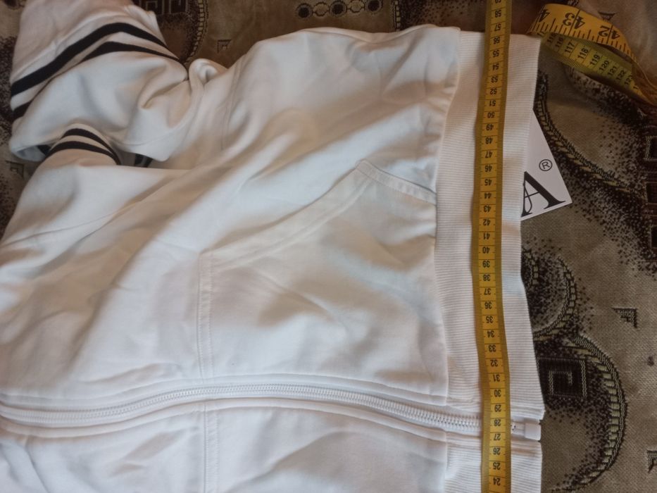 Стильниа зіпка-худі з лампасами та накладними кишенями на рукавах.