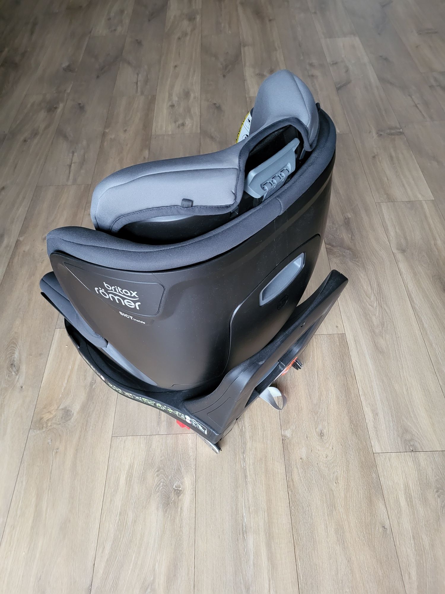 Fotelik samochodowy Britax Romer Dualfix M-isize obrotowy