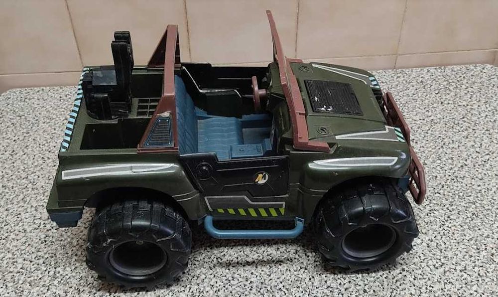 Carro para crianças, e outros brinquedos diversos, ler anúncio.