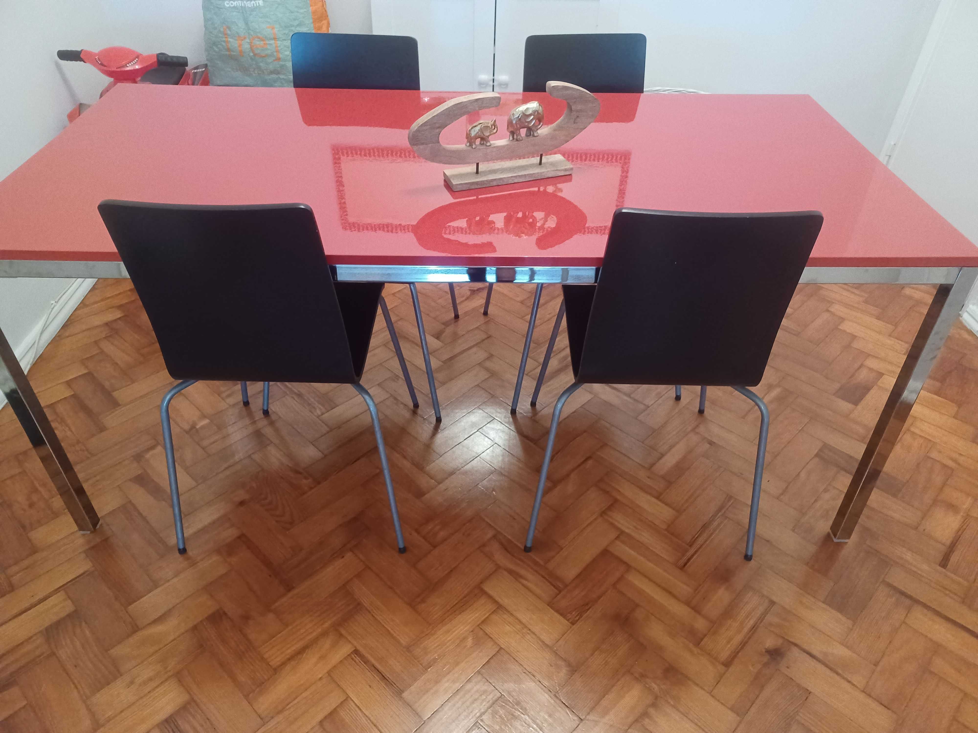 Mesa de jantar com cadeiras