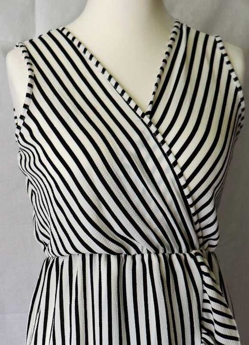 Sukienka w pasy z falbanką bez rękawów