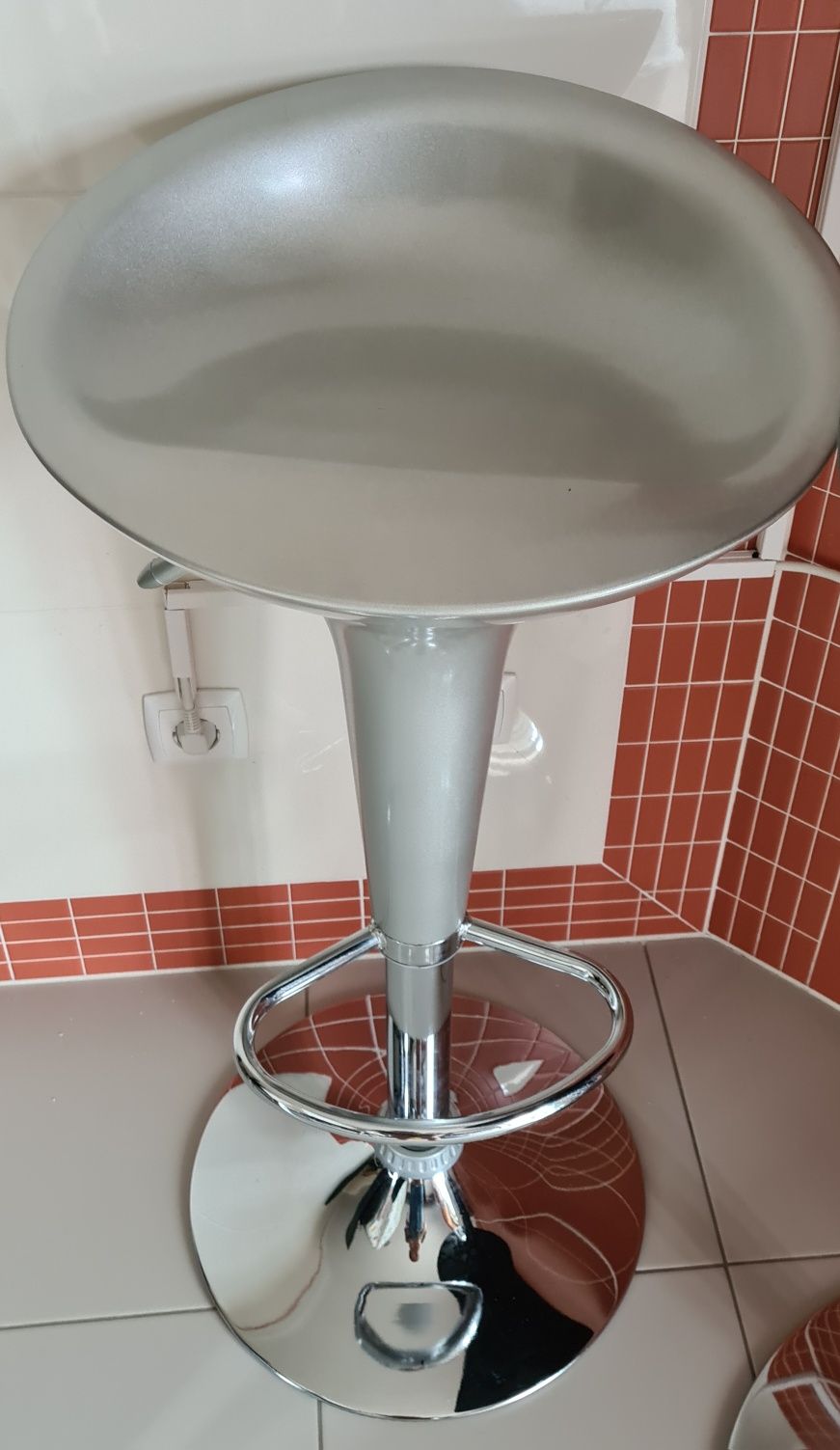 Conjunto de mesa e bancos bar