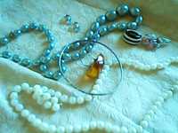 Біжутерія - каблучки, намисто, сережки, браслет, брошка, флакон