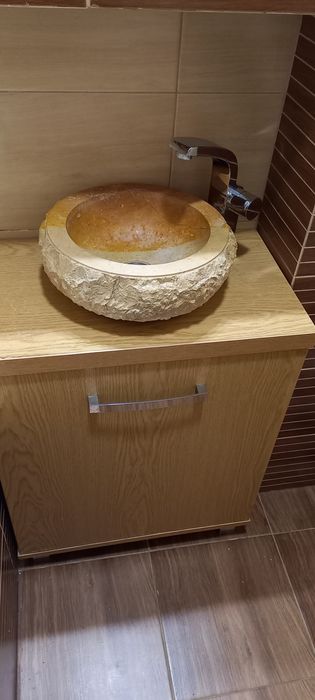 Kamienna kamień umywalka miska bateria i półka
