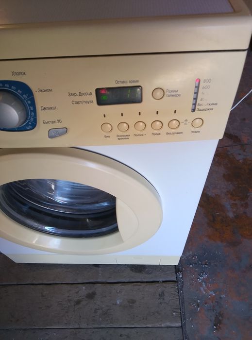 Рабочая стиральная машина
