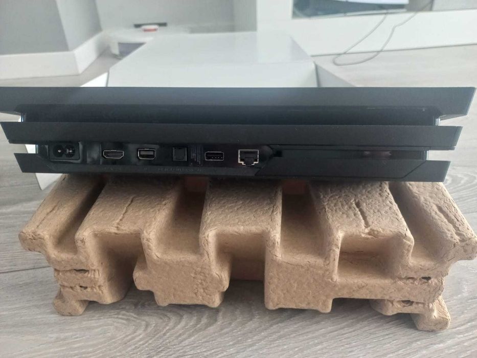 Playstation 4 Pro 1TB como NOVA com 2 comandos e carregador duplo