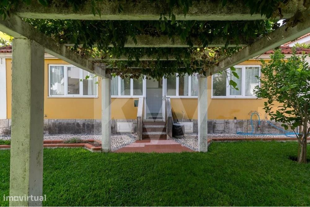 Moradia T4 em Linda a Velha, com jardim, em zona muito sossegada.