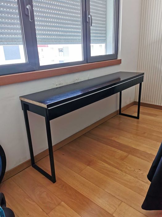 Mesa / Consola IKEA, de cor preta, com 2 gavetas