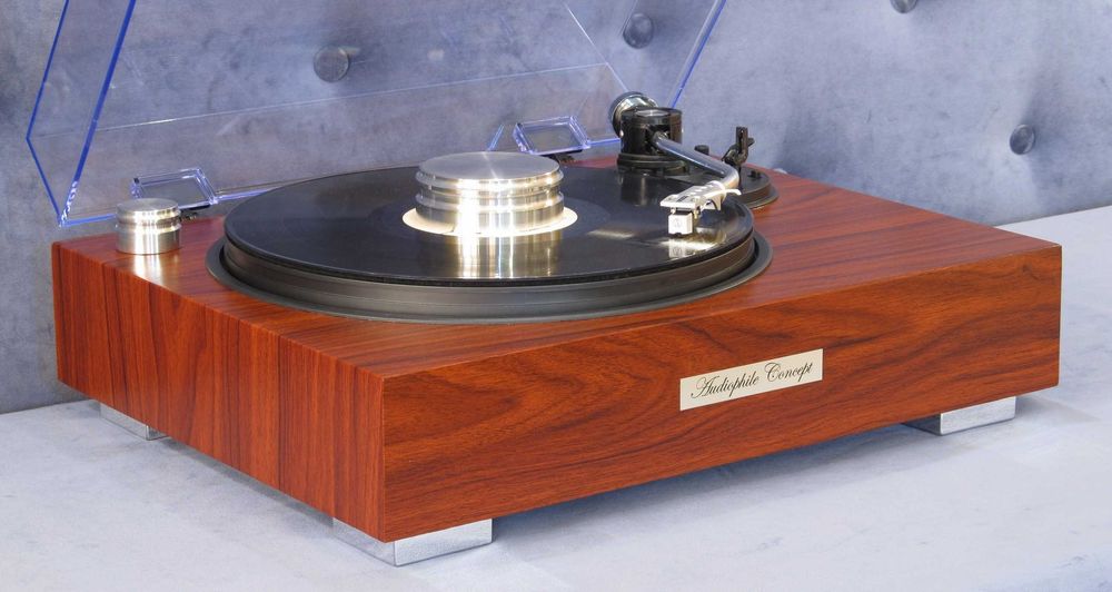 Nowoczesny Gramofon Wystylizowany na Retro Vintage