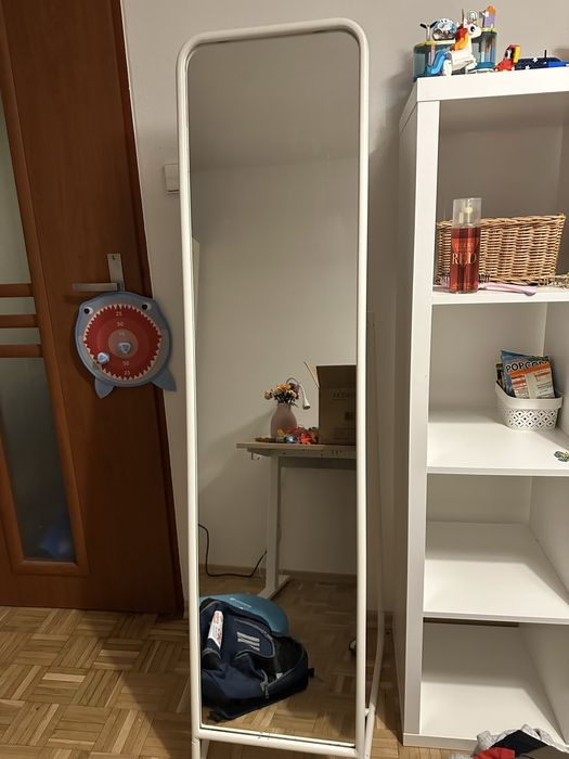 Stylowe białe lustro Ikea