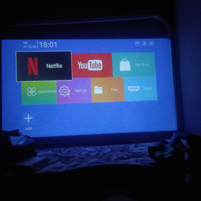 мініпроєктор Aubor Mentech
Це портативний смарт-проєктор з Wi-Fi та