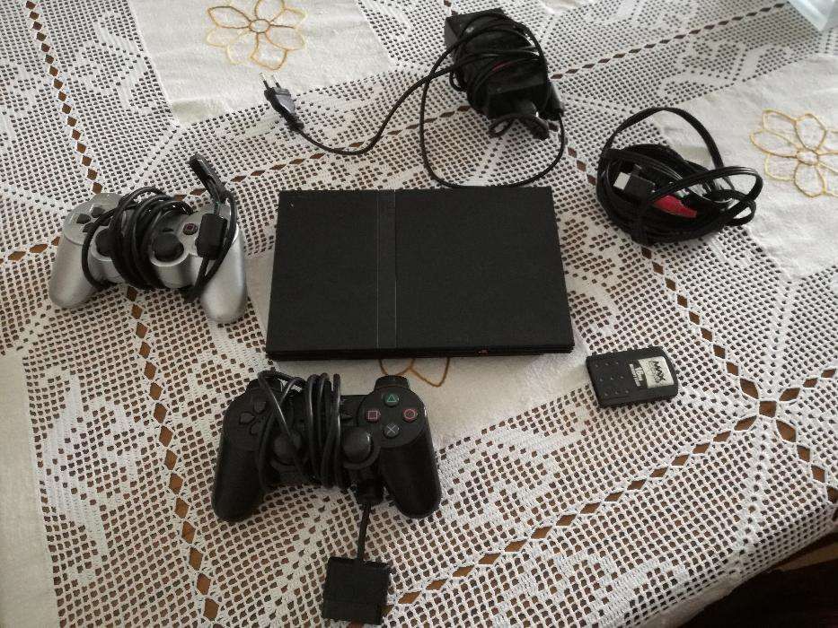 PS2 + 2 comandos + 8 jogos, NFS Most Wanted, Burnout, MotoGP, WWE, F1,