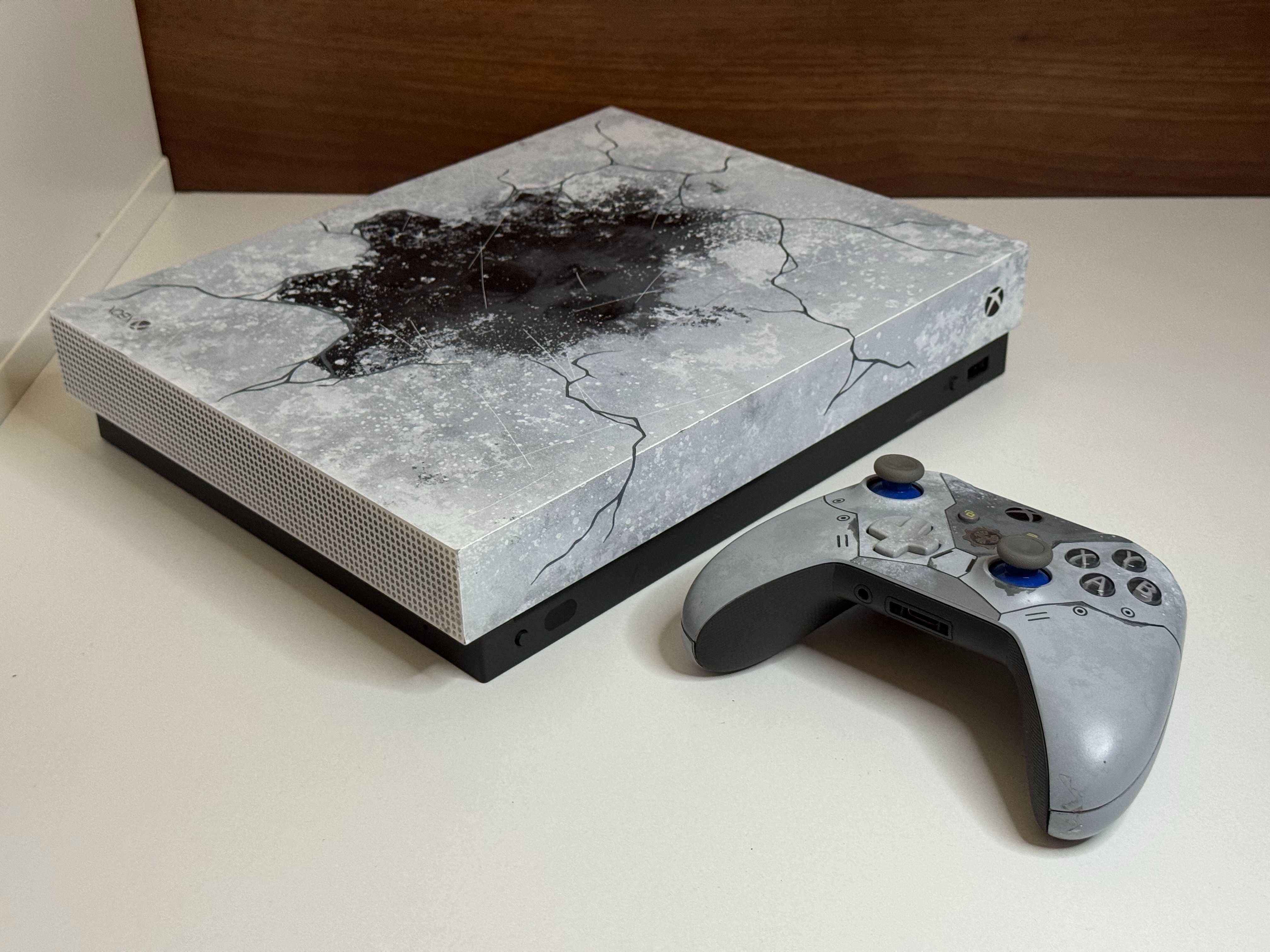Konsola XBOX ONE X 1TB Metal Gear Solid Edition z Padem i Ładowarką
