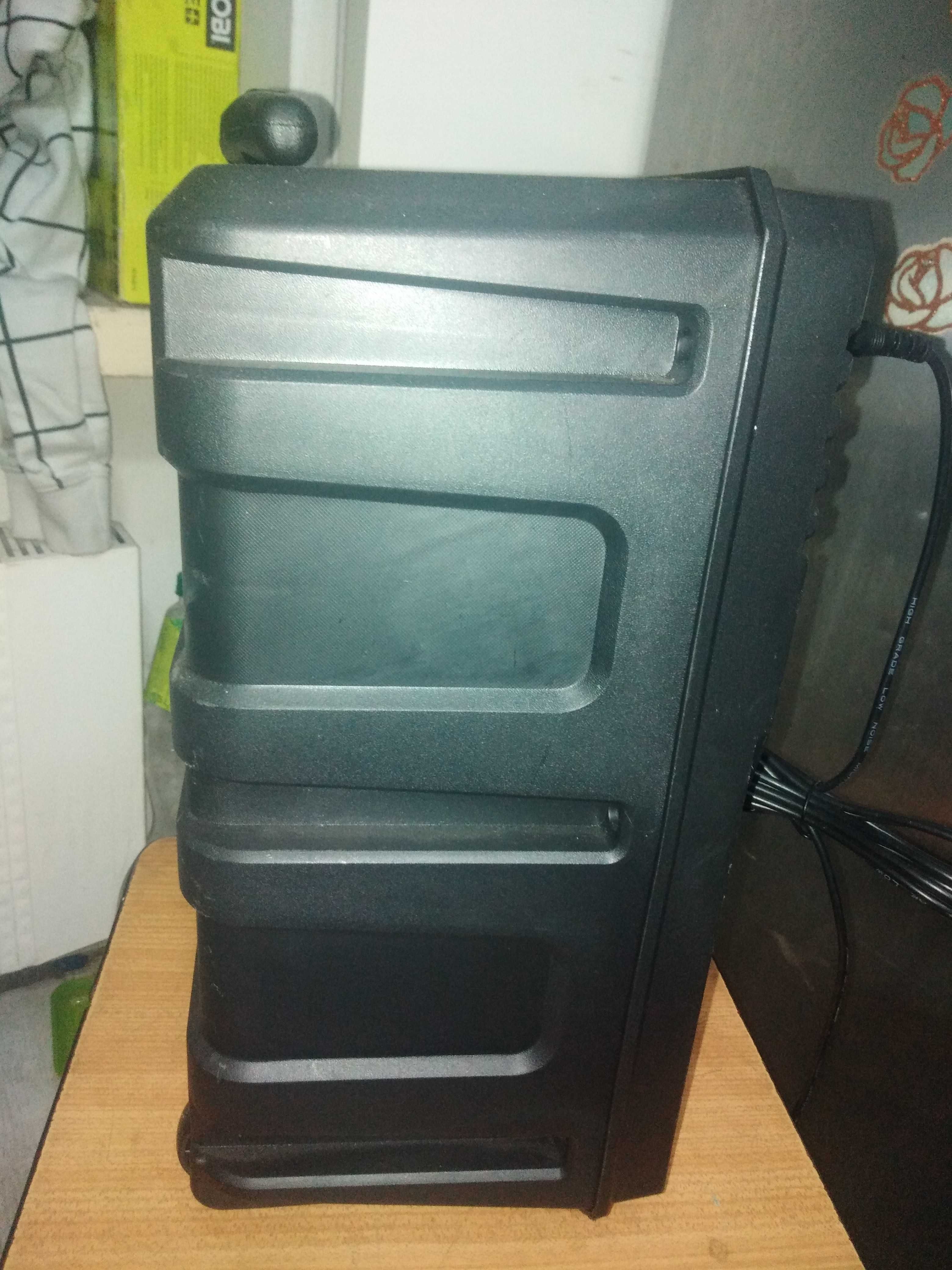 Głośnik bezprzewodowy na Bluetooth do karaoke w bardzo dobrym stanie.