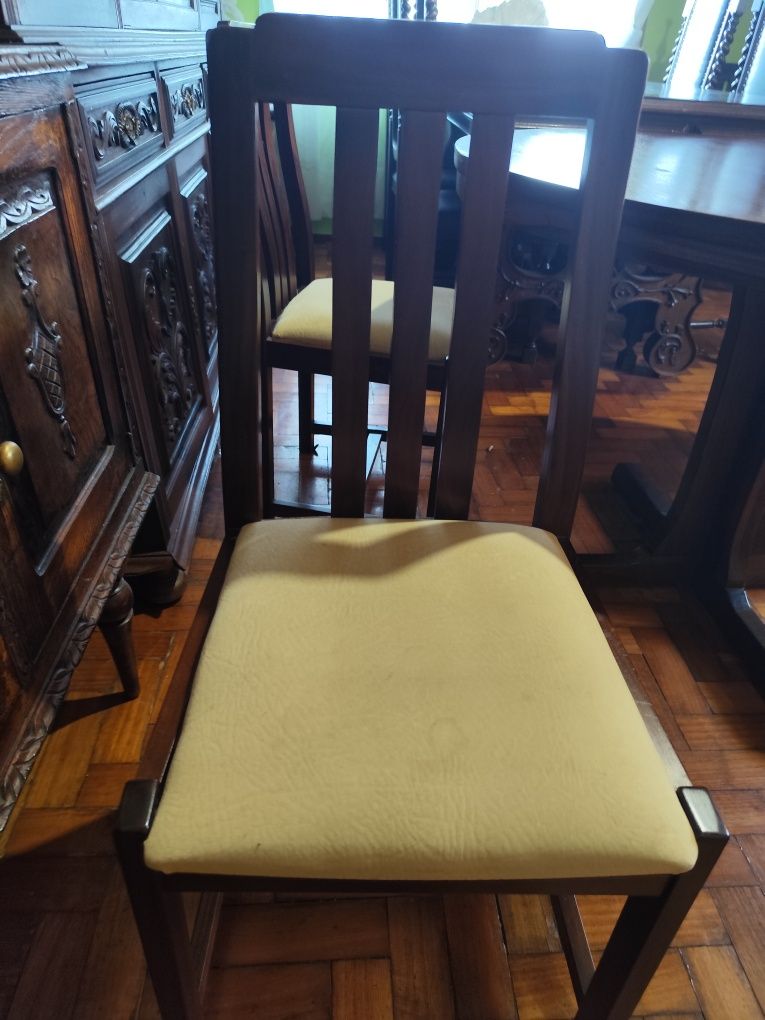 Mesa  em madeira com 4 cadeiras