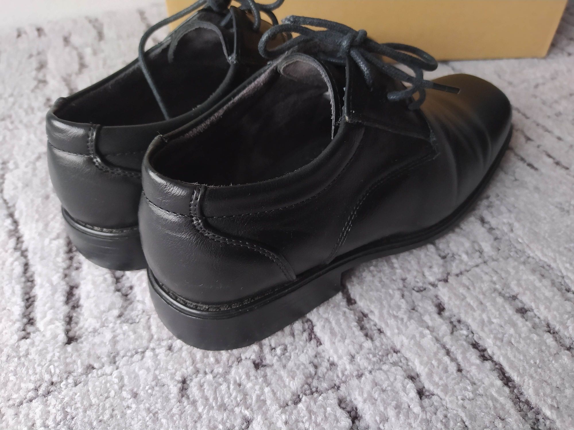 Buty na Pierwszą Komunię rozm. 35 stan Bardzo Dobry