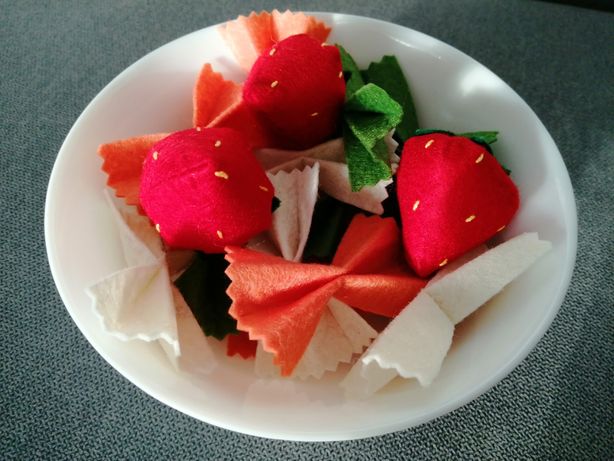 Jedzenie z filcu makaron truskawki salatka
