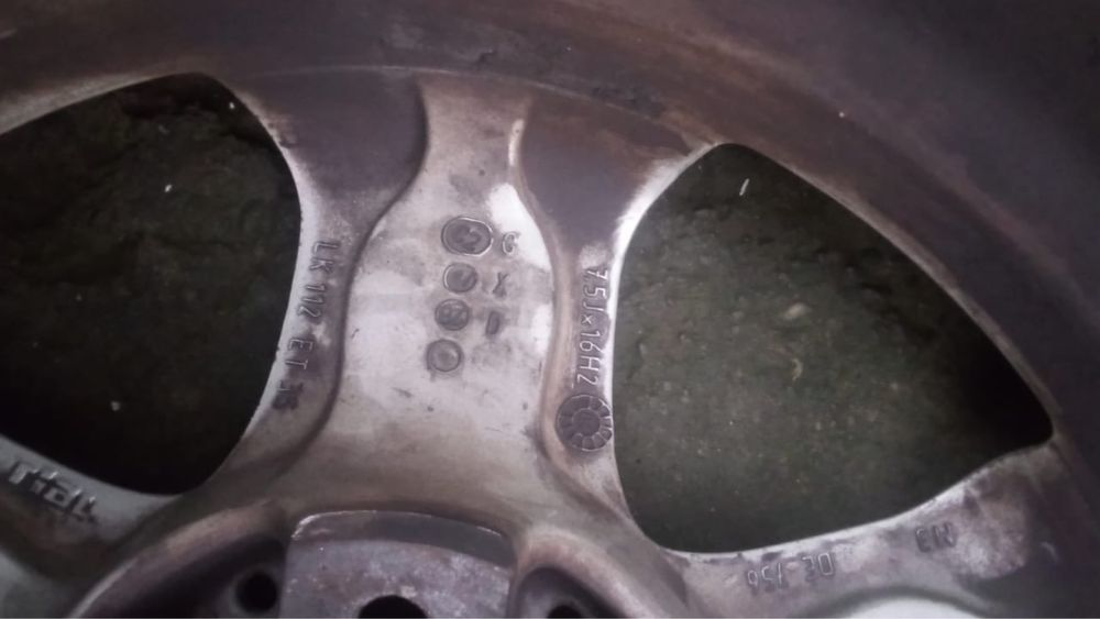 Терміново Смішна ціна Продам диски з колесами 225 60 16 зимні