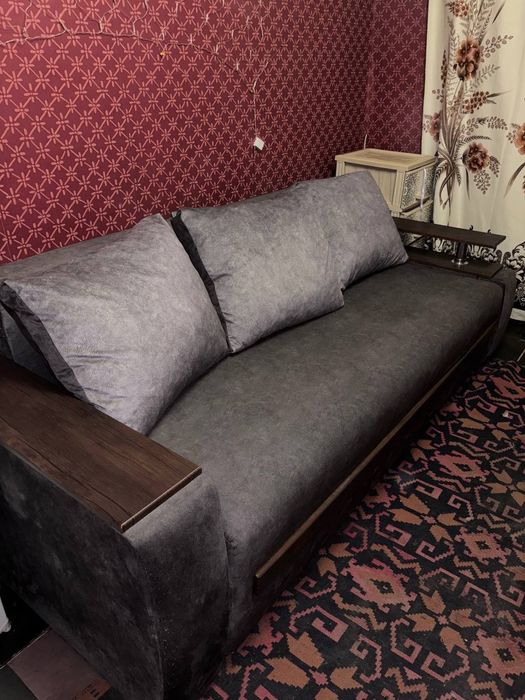 Диван у сірому кольорі з трьома подушками в наборі