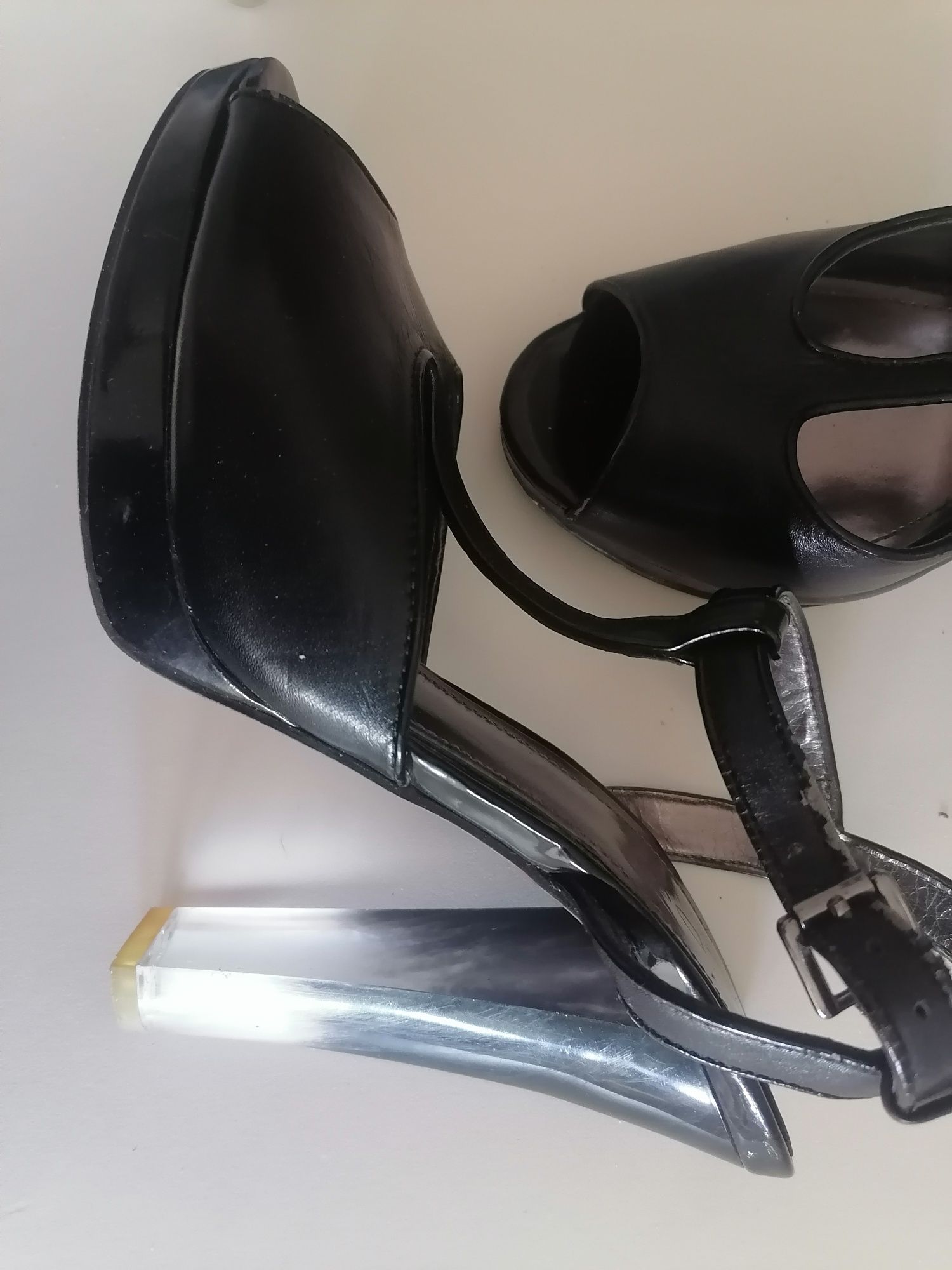 Sapatos com fivela