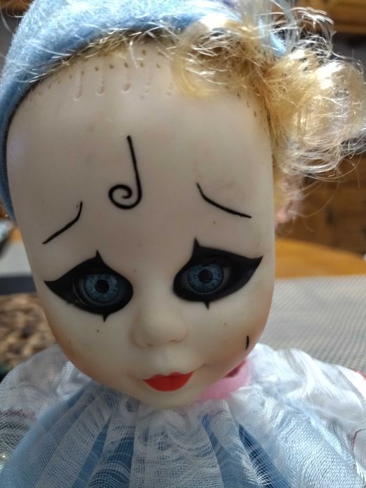 Boneca Arlequim da década de 1970 em plástico.