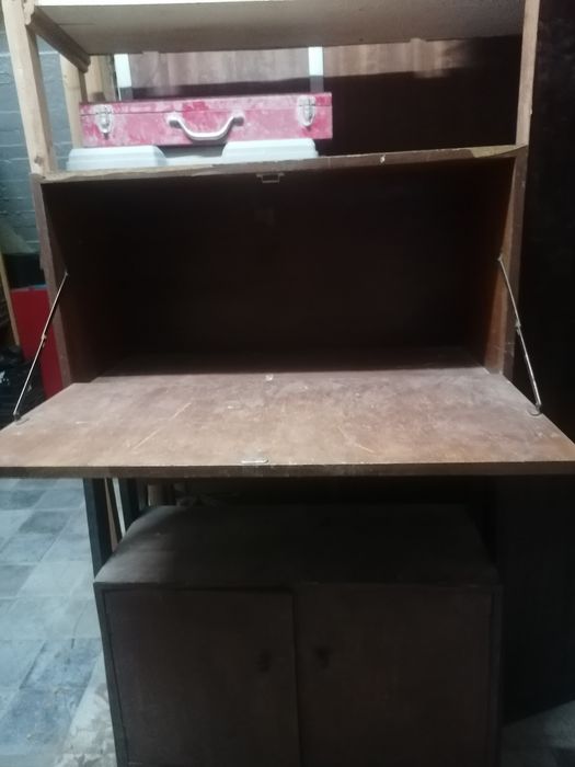 Movel antigo, com abertura que da para secretária