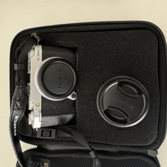 Camara FUJIFILM com lente e cartao de memoria!
